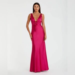 MAC DUGGAL
Hot Pink Sleeveless V Neck Satin Gown With Bow Details Size 4